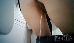 Парень подглядывает в туалете, чтобы узнать как женщины писают