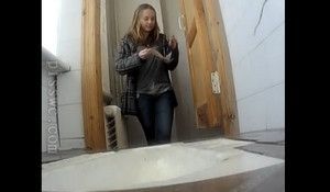 Проследили за девушкой и засняли ее в туалете