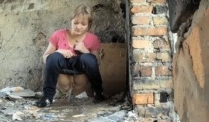 Девушки пописали на улице, и засветили свои дырочки