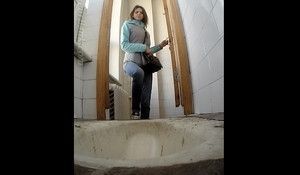 Телочка светит в туалете голую попку и киску