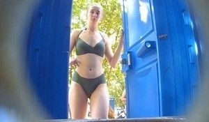 Девушка спустила плавки и писает в пляжном туалете