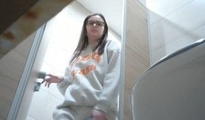 За девушкой в очках подглядывают в женском туалете