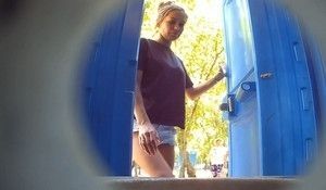 Девушка писает в биотуалете, держа наготове тампон