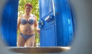 Взрослая баба в полосатом купальнике помочилась на пляже