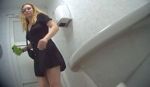 Красотка зашла справить нужду в общественный туалет