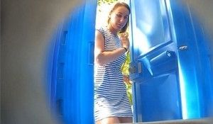 Девушка поссала в туалете и ушла не подтираясь