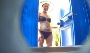 Дама в широкой панаме показала в туалете голый вареник