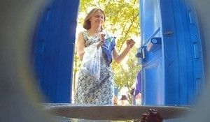 Женщина засветила гениталии в туалете