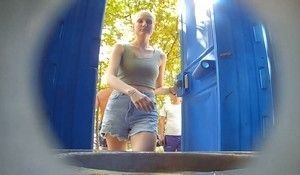 Стройная блондинка была заснята писающей в туалете