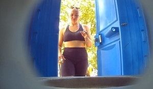 Упругую попу и киску засветила девушка в туалете