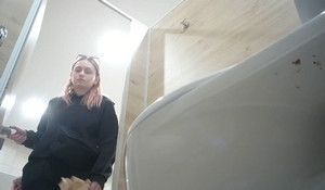 Некультурная девушка в общественном туалете