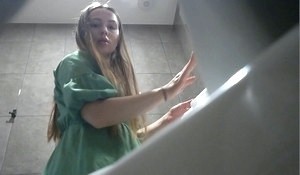 Молодая писает не видя скрытую камеру