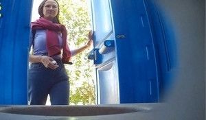 Камера засняла в туалете брюнетку в очках