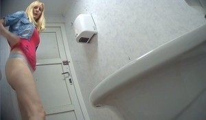Хорошенькая блондинка сходила по маленькому в туалете