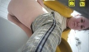 Пока женщина писает, ее снимают на камеру