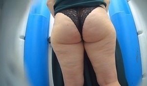 Жопастая девушка засветилась когда писала в туалете