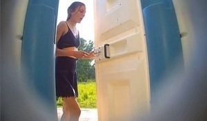 Симпатичная молодка пописала в туалете и засветила киску