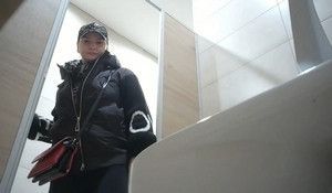 Милфа раздвинув ляжки писает в туалете