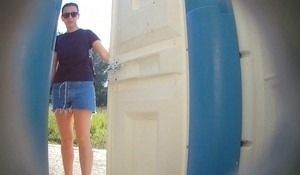 Парень подсматривает за девушкой которая писает в биотуалете