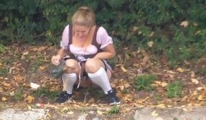 Девушки писают на природе